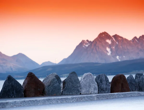 Norge road stenar gränsen med bergen bakgrund — Stockfoto