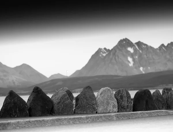 Norge road stenar gränsen med bergen bakgrund — Stockfoto