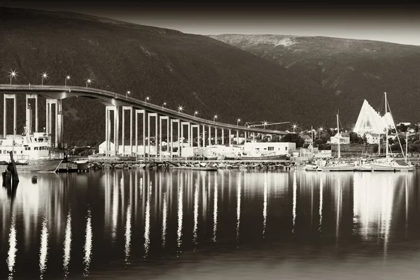 Tromso dopravní most v černé a bílé — Stock fotografie