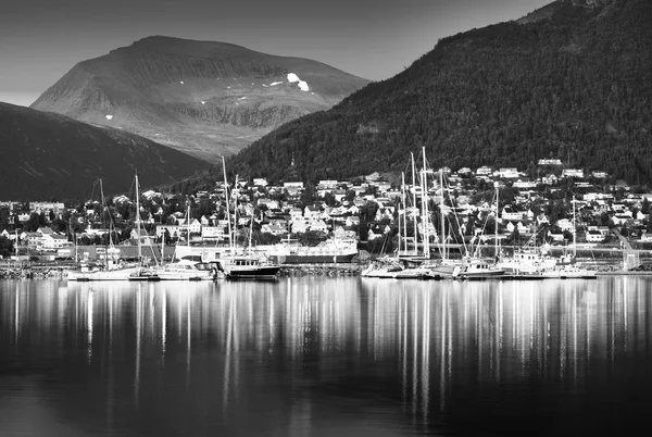 Město Tromso s jachty černé a bílé pozadí — Stock fotografie