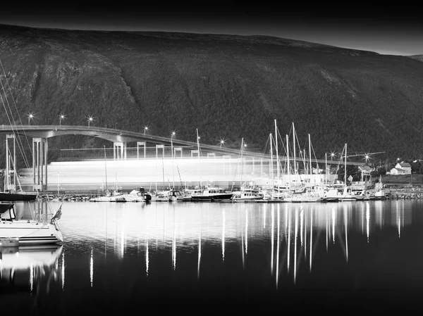 노르웨이 밤 다리 통과 배 배경 — 스톡 사진