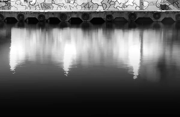 涂鸦码头在晚上特罗姆瑟背景 — 图库照片