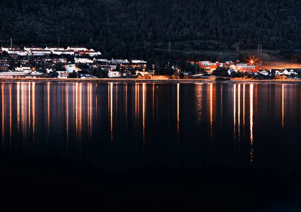Ночной Тромсо сообщества с огнями отражения фона — стоковое фото