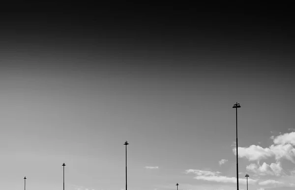 Dikey siyah ve whitesteet şehir lambaları arka plan — Stok fotoğraf