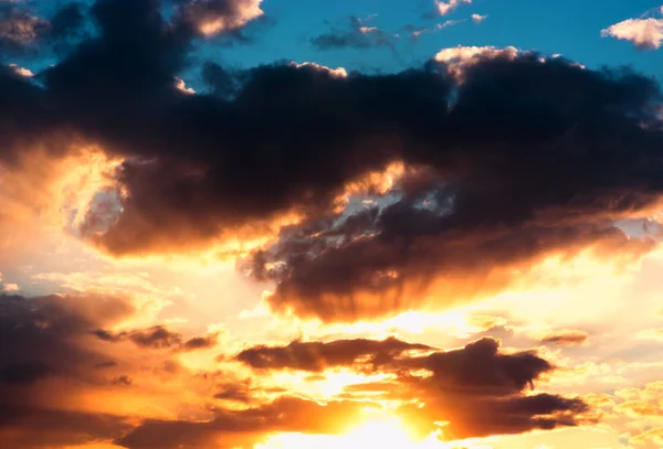 Coucher de soleil dramatique nuage avec fond de rayons de soleil — Photo