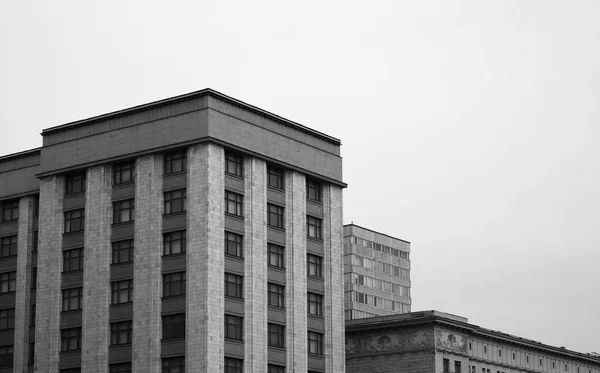 Arquitetura de Stalin em Moscou fundo preto e branco — Fotografia de Stock