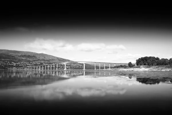 Puente de Noruega en blanco y negro con fondo de paisaje de reflexión —  Fotos de Stock