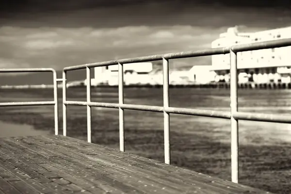 Cerca de la frontera del muelle en el fondo sepia —  Fotos de Stock