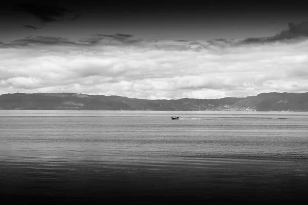 Svart och vit båt i Norge havet landskapet bakgrund — Stockfoto