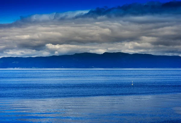 Norwegen Ozean Flutwellen mit Horizont Berglandschaft Backgro — Stockfoto