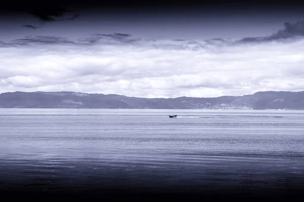 Blå sepia båt i Norge havet landskapet bakgrund — Stockfoto