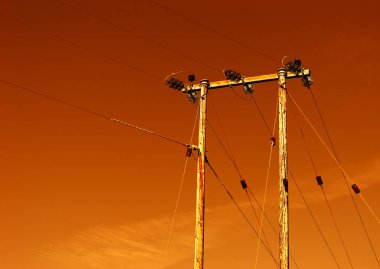 Norveç arka planda günbatımı güç hattı