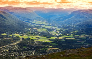 Oppdal dağın Vadisi günbatımı arka plan