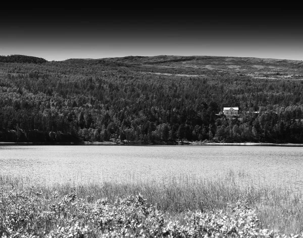 Norge stuga på sjön landskapet bakgrund — Stockfoto