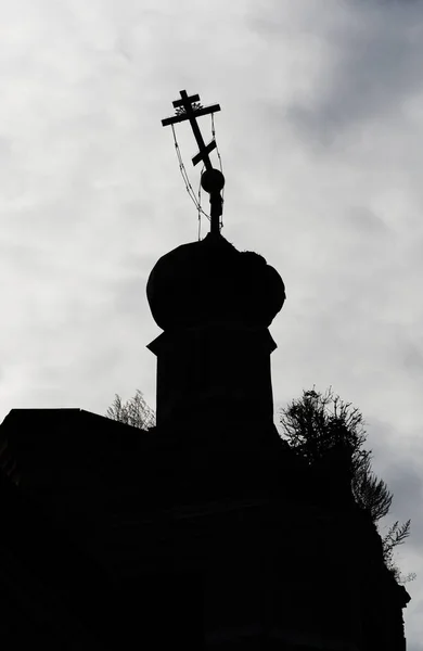 Svislé opuštěné silueta z pravoslavné ruské církve pozadí — Stock fotografie