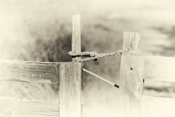 Gesloten Noorwegen boerderij hek sepia-achtergrond — Stockfoto