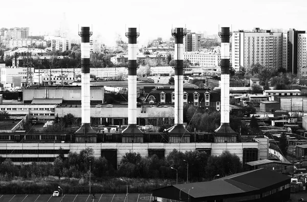 Chimeneas industriales horizontales en blanco y negro Moscú paisaje urbano — Foto de Stock