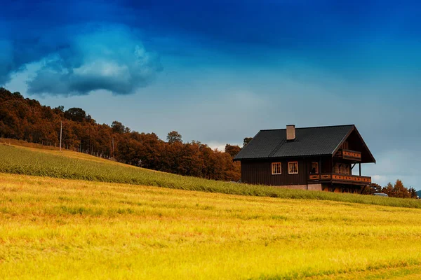 Clássico Noruega casa de campo paisagem fundo — Fotografia de Stock