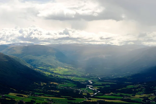 雨在奥普达尔山山谷风景背景 — 图库照片