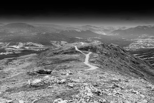 Bianco e nero tortuoso strada di montagna sfondo — Foto Stock