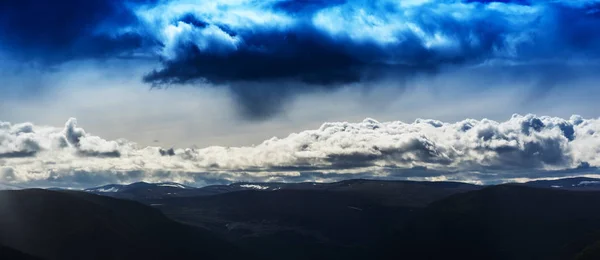 Norwegische Berge vor starkem Regen Landschaft Hintergrund — Stockfoto