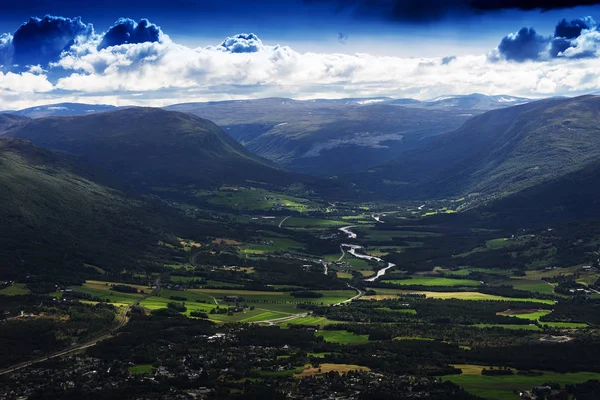 Місті Oppdal гора valley краєвид фону — стокове фото