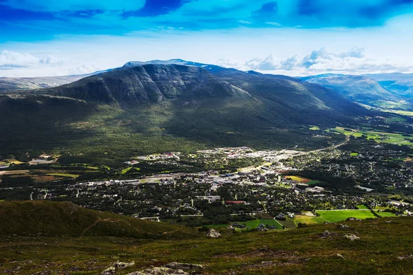 Oppdal hegy völgyében fekvő háttér — Stock Fotó