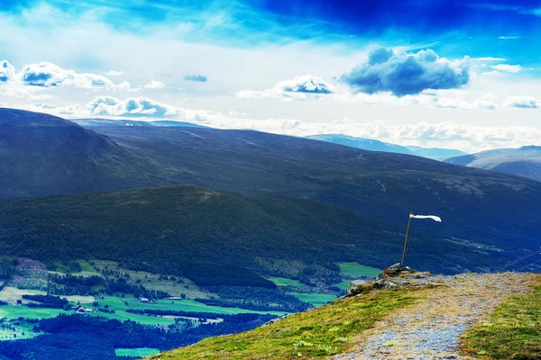 Noruega marco de montanha com fundo paisagem bandeira branca — Fotografia de Stock