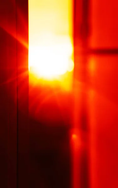 Verticale levendige zonsondergang lichte lekkage via venster abstracte backrou — Stockfoto