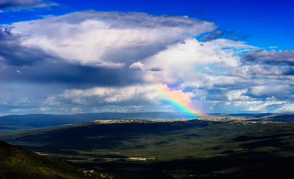 Arco iris en Noruega montañas paisaje fondo — Foto de Stock