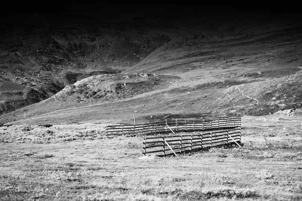 Drámai fekete-fehér kerítés-hegység — Stock Fotó