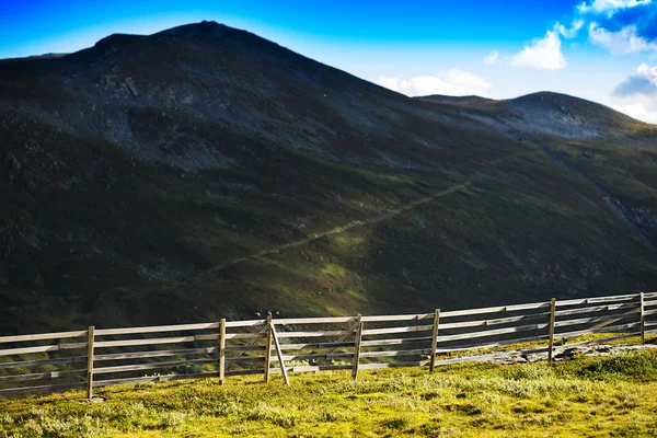 Noorwegen hek in Bergen landschap-achtergrond — Stockfoto