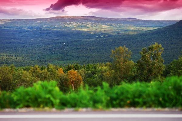 Norvegia strada di trasporto di montagna con bokeh e rosa bac tramonto — Foto Stock