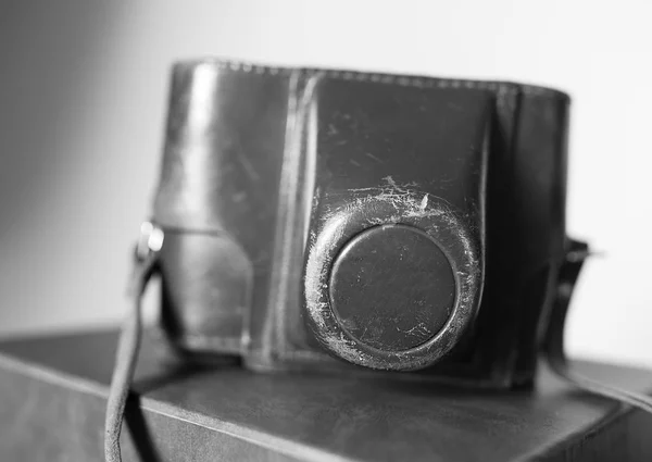 Preto e branco vintage câmera caso bokeh fundo — Fotografia de Stock