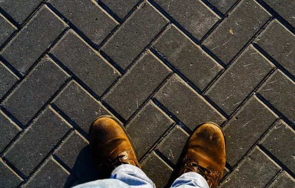 Botas de atardecer vívidas horizontales sobre pavimento texturizado fondo ba —  Fotos de Stock