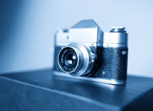 Diagonal vintage blue rangefinder camera background — Stock Photo, Image