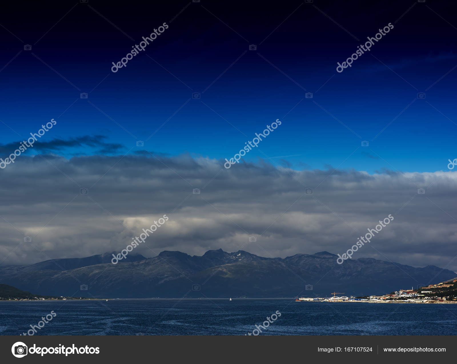 Nuvens Sobre O Plano De Fundo De Paisagem De Montanhas Da Noruega