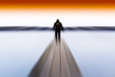 Yatay Radyal bulanıklık pier soyut turuncu gökyüzü arka ile adam