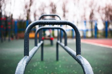 Yağmur ile yatay spor bar bokeh arka plan damla