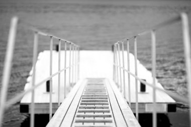 Siyah ve beyaz Norveç gemi yatılı bokeh zemin