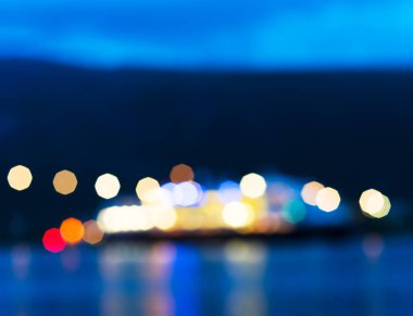 Norveç gece gemi ışıklar bokeh arka plan ile