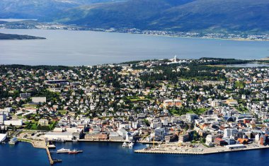 Dağlar arka plan şehirden Tromso görüntüleyin