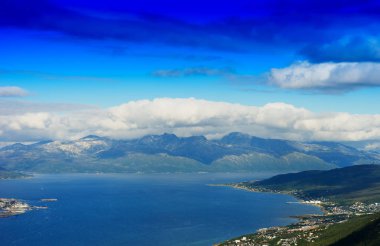 Bulutlar arka plan altında Kuzey Adaları