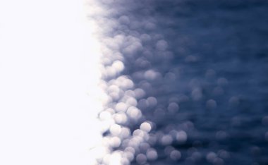 Parlayan lacivert yol Okyanusu günbatımı arka plan sola hizalı