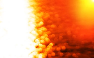 Parlayan yol Okyanusu günbatımı güneş ışık sızıntısı backg ile sola hizalı