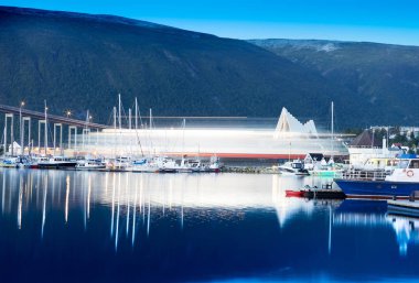 Gemi Köprüsü şehir arka plan altında hareket