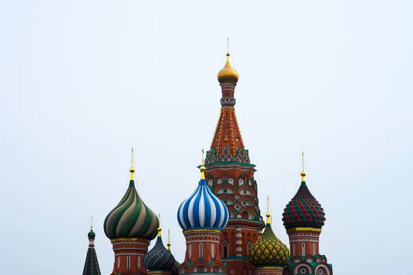 Basilikum-Kathedrale auf rotem Quadrat in Moskau — Stockfoto