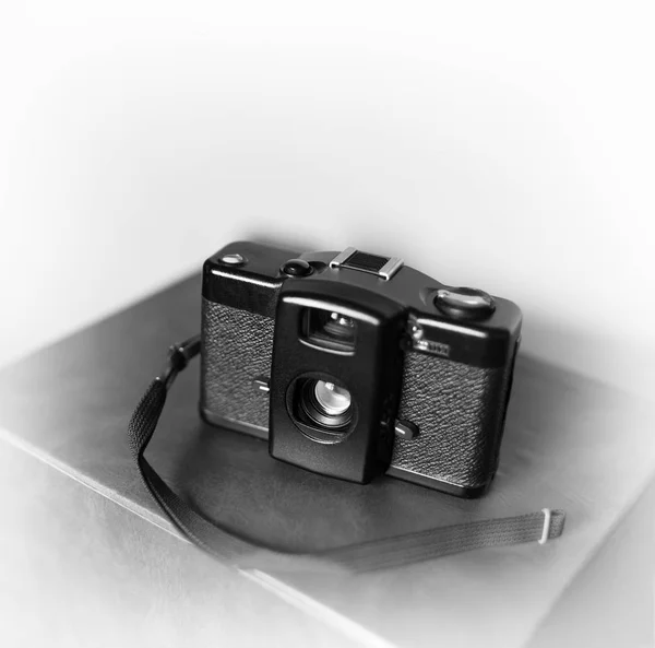 Чорно-біла старовинна камера з ремінцем vignette boteh backgro — стокове фото
