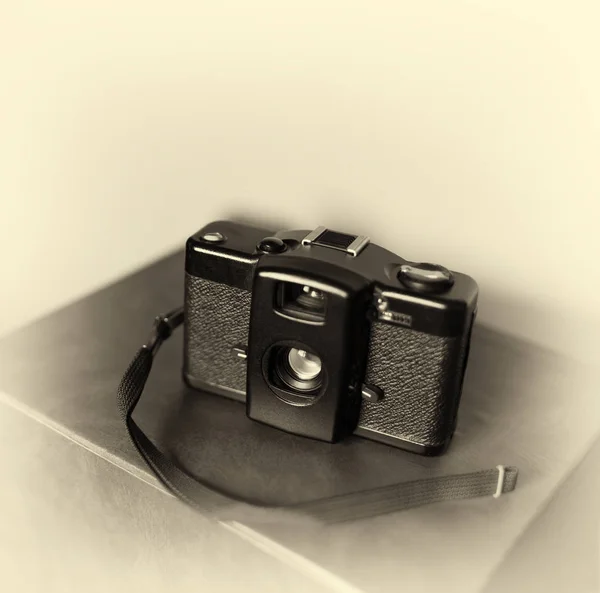 Vintage φωτογραφική μηχανή με ιμάντα bokeh φόντο — Φωτογραφία Αρχείου