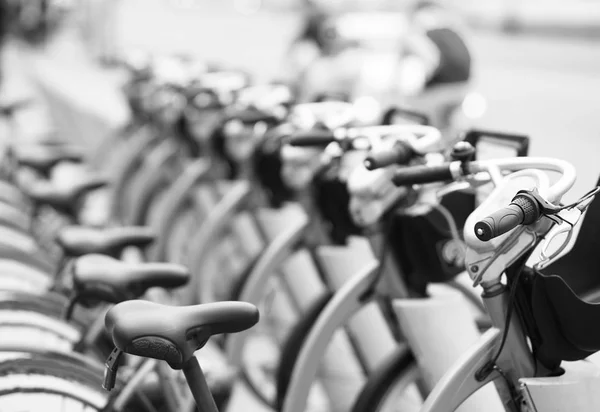 Schwarz-weiß Perspektive Fahrrad Reihe Bokeh Hintergrund — Stockfoto